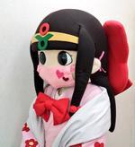 両手を前に組むマスク姿の蓮花ちゃんの上半身写真