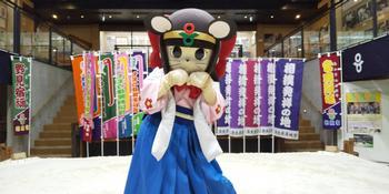 相撲館の土俵の上で撮影に応じる蓮花ちゃんの写真
