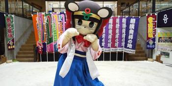 ポーズを取って撮影に応じる蓮花ちゃんの写真