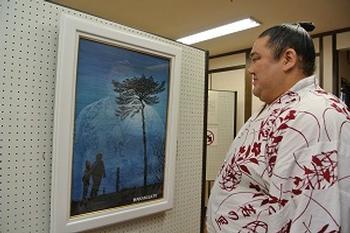 相撲館で展示をご覧になる若の里関の写真