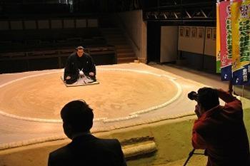 土俵上にざし写真撮影に臨まれる立田川親方の写真