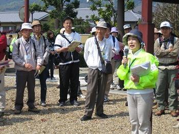葛城市観光ボランティアによる、観光案内の活動風景の写真