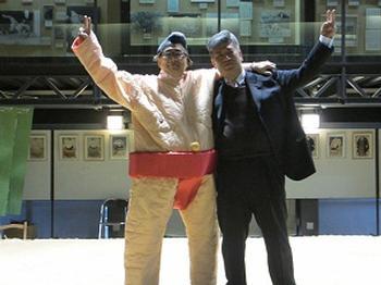 力士の着ぐるみを着て撮影に臨まれる溝畑宏さんの写真