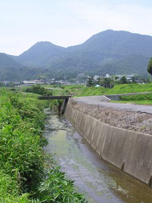 二上山の麓を流れる川や橋の写真