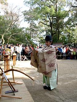 人々の見守る中、祭典が執り行われる様子の写真