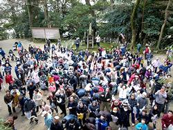 沢山の人達が広庭に集まり御供撒きに参加している様子の写真