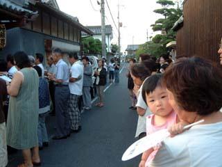 閻魔堂に90余名の人たちがすずなりになって並んでいる写真