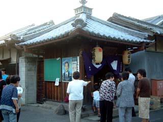 地蔵盆を行うため閻魔堂に集まってきた人たちの写真