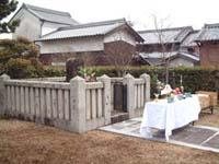 法要のための祭壇が設けられた葛城市南今市にある伊麻女の碑の写真