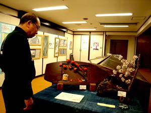 机の上で展示されている、ミニチュアのクレイアートの写真
