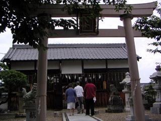 當麻天満宮の鳥居と建物の写真