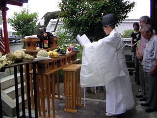 天満宮で祭祀をとり行っている宮司の写真
