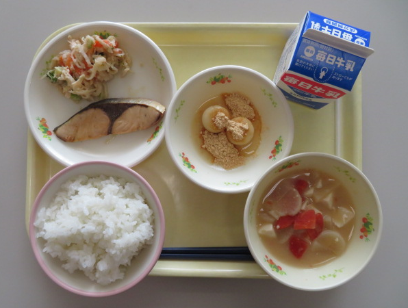 米飯、牛乳、ぶりの照り焼き、サラダなます、奈良の雑煮、きなこ