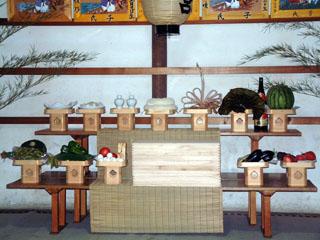 様々な品物が規則正しく棚に並べられている様子の写真