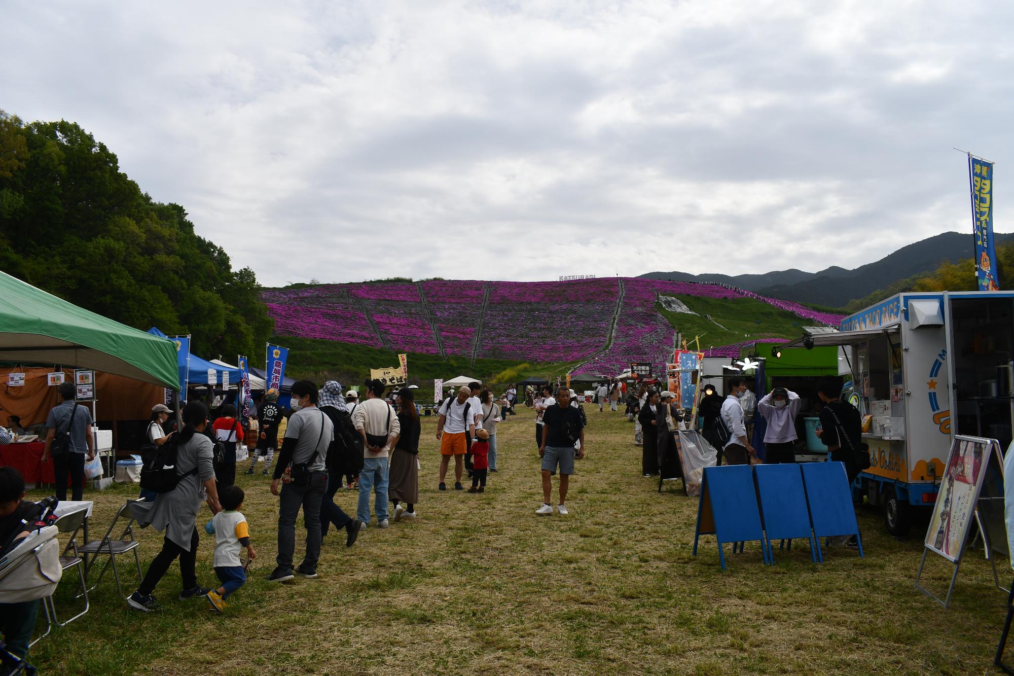 芝桜まつりのマルシェの様子