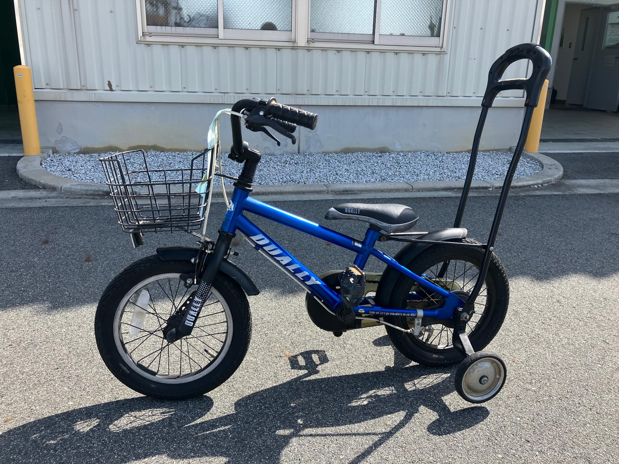 整備されたこども用自転車（青色）