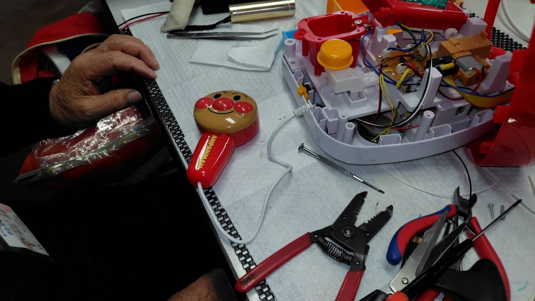 アンパンマンのおもちゃを修理している写真