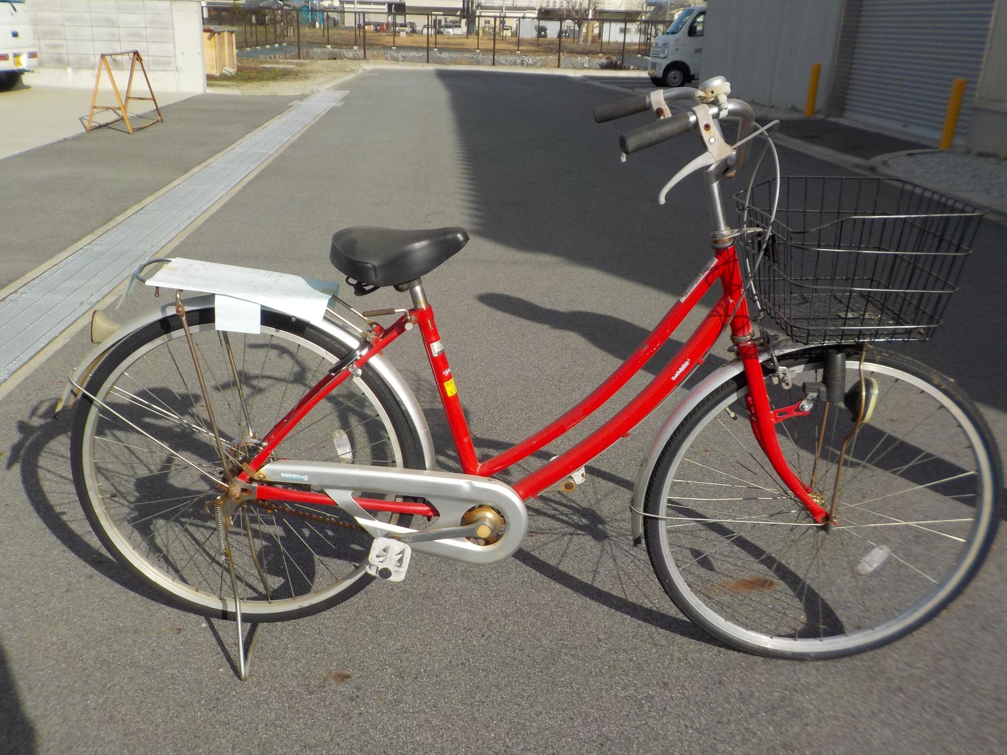 整備された自転車（車体が赤色）