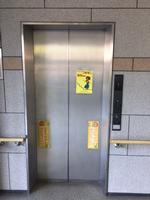 階段利用促進ポスターがエレベーターの扉に掲示されている様子の写真
