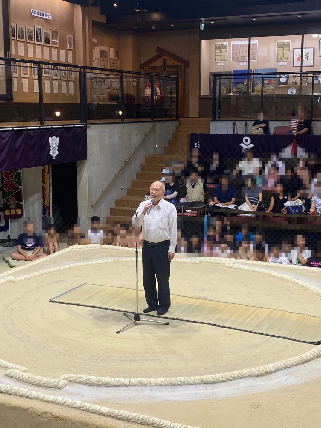 わんぱく相撲大会で挨拶する市長
