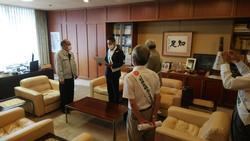 市長室で奈良保護観察所長が内閣総理大臣のメッセージを読み上げている写真