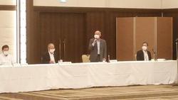 奈良県自治連合会に来賓として出席した市長が挨拶している写真