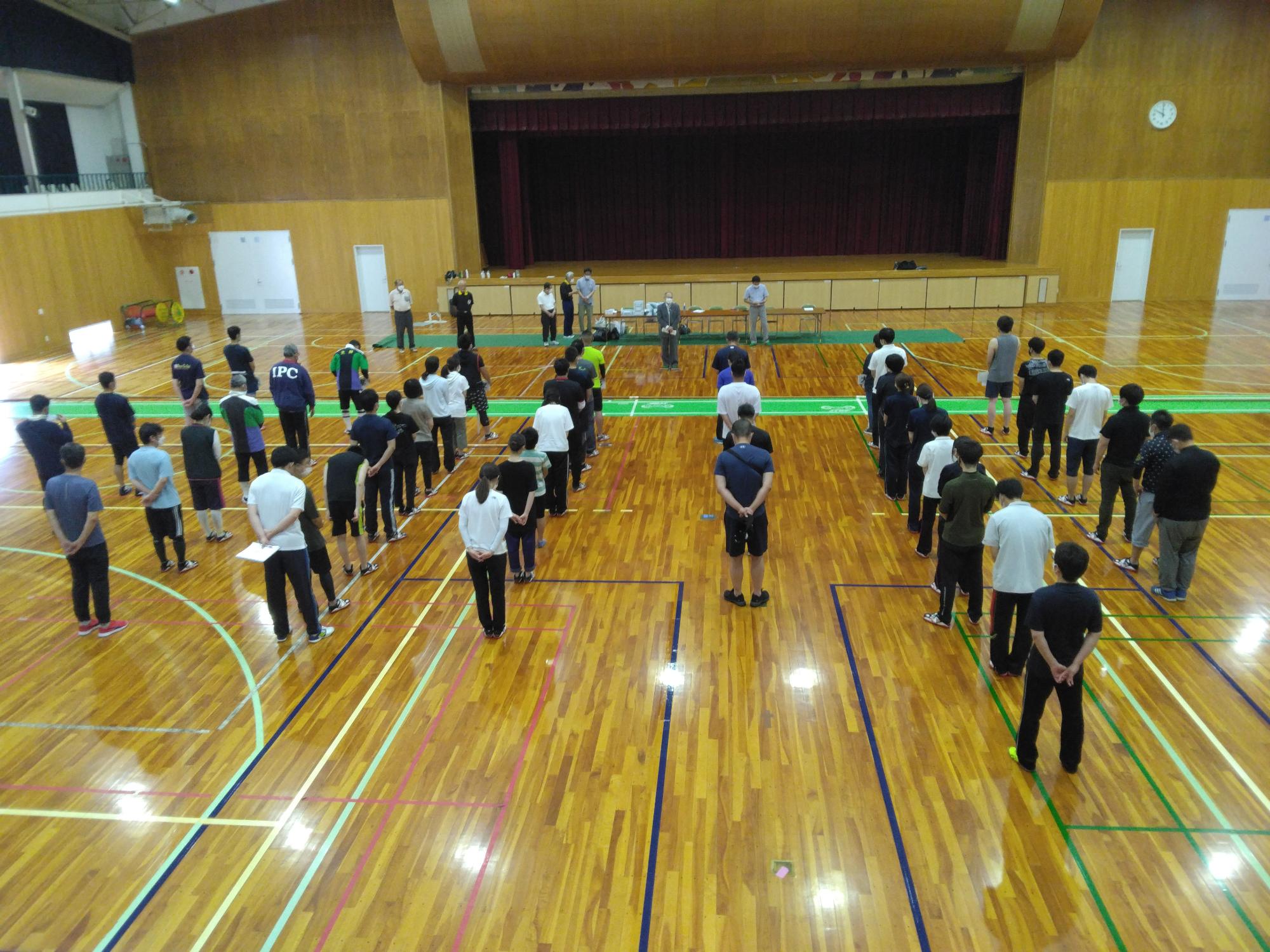 葛城市民体育館で開催された奈良県民体育大会（綱引きの部）開会式の様子