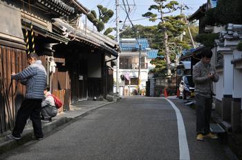 瓦屋根の街並みのなか行われている、まちとみちの寺子屋の講座の様子の写真