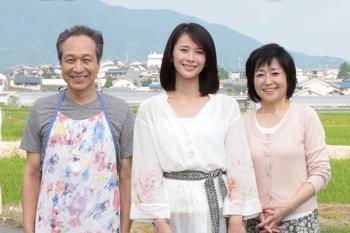 映画かぞくわりに出演した、左から小日向文世さん、陽月華さん、竹下景子さんの3人が並んだ写真