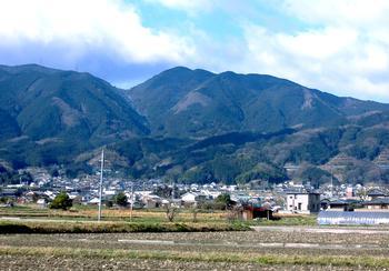 麓の田園より撮影された岩橋山の遠景の写真