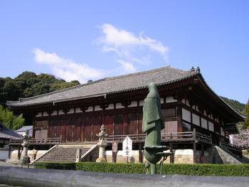 當麻寺本堂の外観の写真。写真手前には中将姫像も確認できる