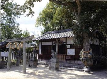 境内に隣接する忍海寺側より撮影された、角刺神社の鳥居と拝殿の写真