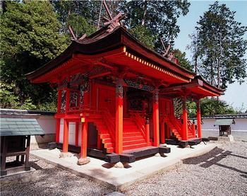 博西神社において、装飾が施された朱塗りの社殿が並んでいる写真