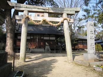 柿本神社の入口付近の写真。鳥居の奥に拝殿が確認できる