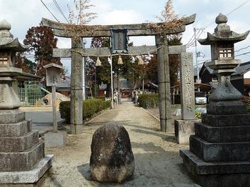 一の鳥居前にて撮影された調田坐一事尼古神社の写真。参道の奥に拝殿が確認できる