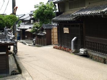 宿場町として栄えた竹内街道と街道沿いの街並みの写真