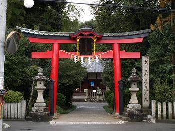 長尾神社の二の鳥居前の写真。参道の奥に拝殿が確認できる