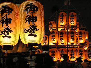 笛吹神社で行われる夏越祭を彩る御神燈と書かれた提灯の写真