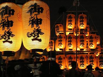 笛吹神社で行われる夏越祭を彩る御神燈と書かれた提灯の写真