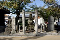 相撲館の敷地内にある当麻蹴速の塚の写真