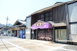 斜め正面から撮影された相撲館の外観の写真