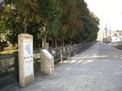 竹内街道の起点である、長尾神社付近の写真。街道のわきに案内板が確認できる