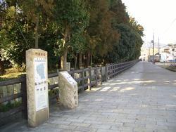 竹内街道の起点である、長尾神社付近の写真。街道のわきに案内板が確認できる