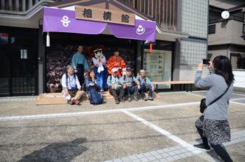 相撲館「けはや座」に設置された写真撮影用のフレームで記念撮影をしている写真
