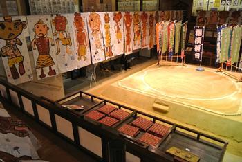 館内の土俵と土俵を囲んで居並ぶ様に展示された仁王像の数々の写真