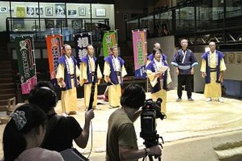 葛城市相撲館館内の土俵上における相撲甚句の公演風景の写真