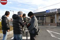 大和新庄駅前で情報番組の撮影をしている写真