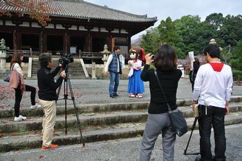 當麻寺の本堂の前で番組の収録が行われている様子の写真