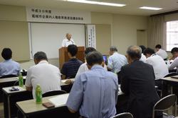 平成30年度の企業内人権教育推進協議会において壇上で記念講演を行う本塚芳男さんの写真