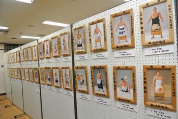 横綱白鵬の34枚のミニチュアの優勝額がパネル展示されている様子の写真